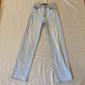 Hollister light washed jeans. In great condition.